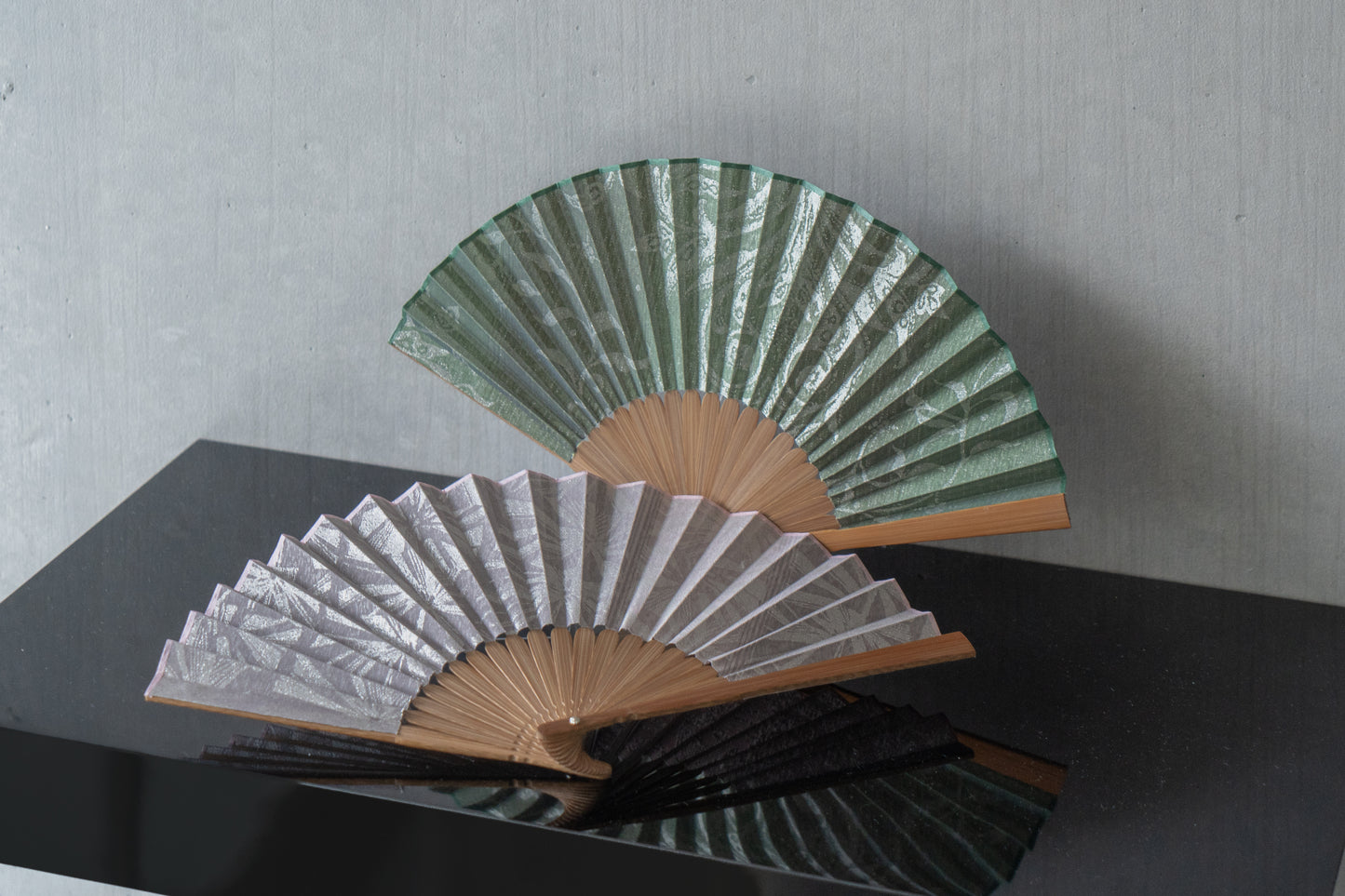 【総紗縫の扇子】ペルシャ唐草柄