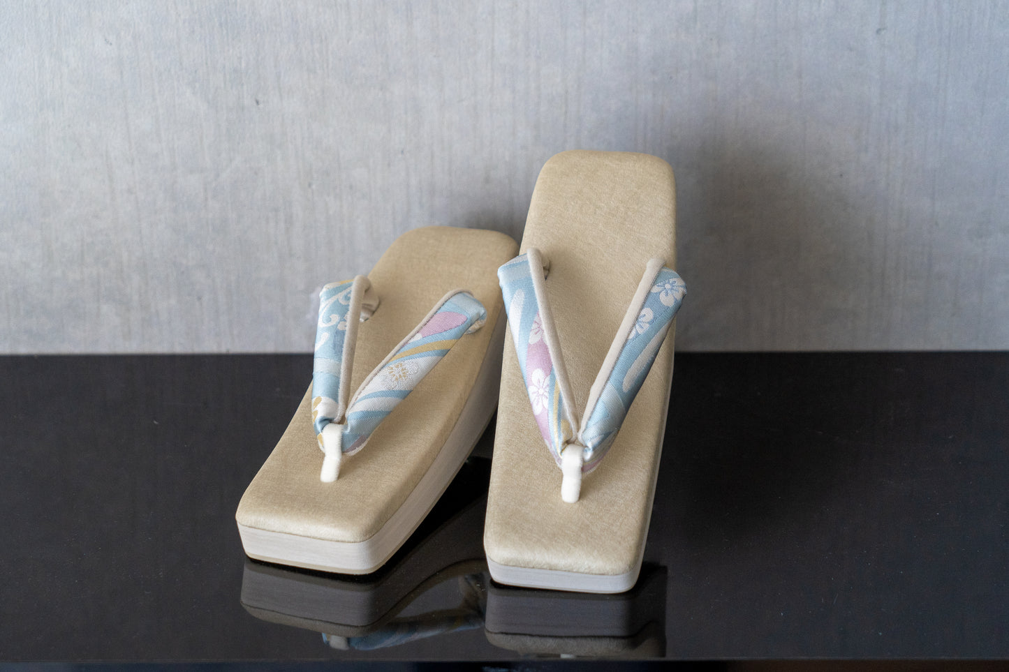 Online限定/挿上げ【オールシーズン 六角ぞうり】金銀花花緒/コラボRocca草履/フリーサイズ