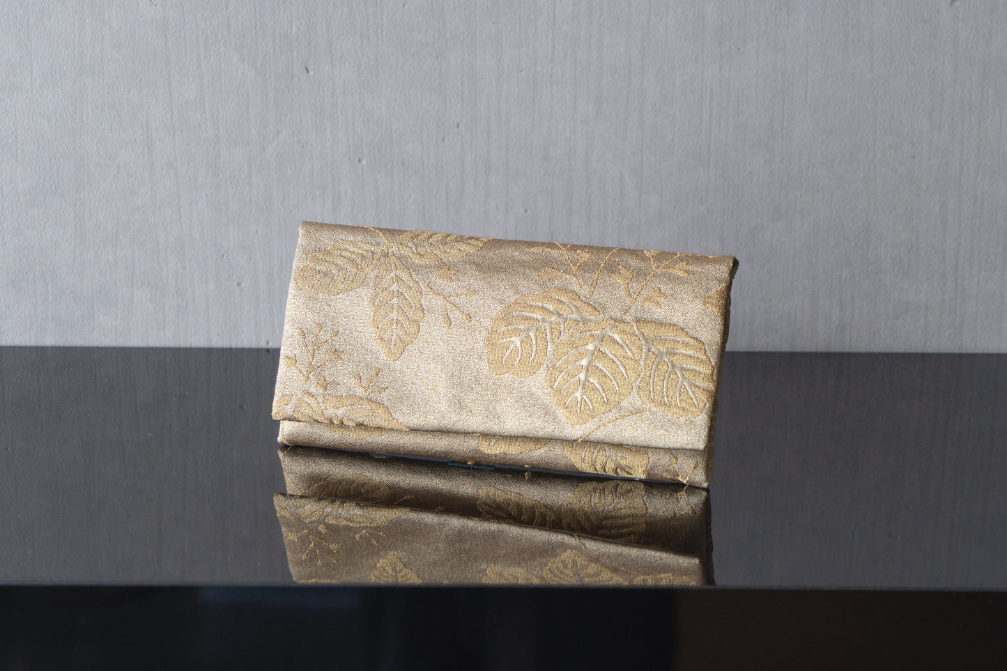 【礼装用懐紙入れ】砂子織の懐紙入れ(桐柄/金糸仕様)