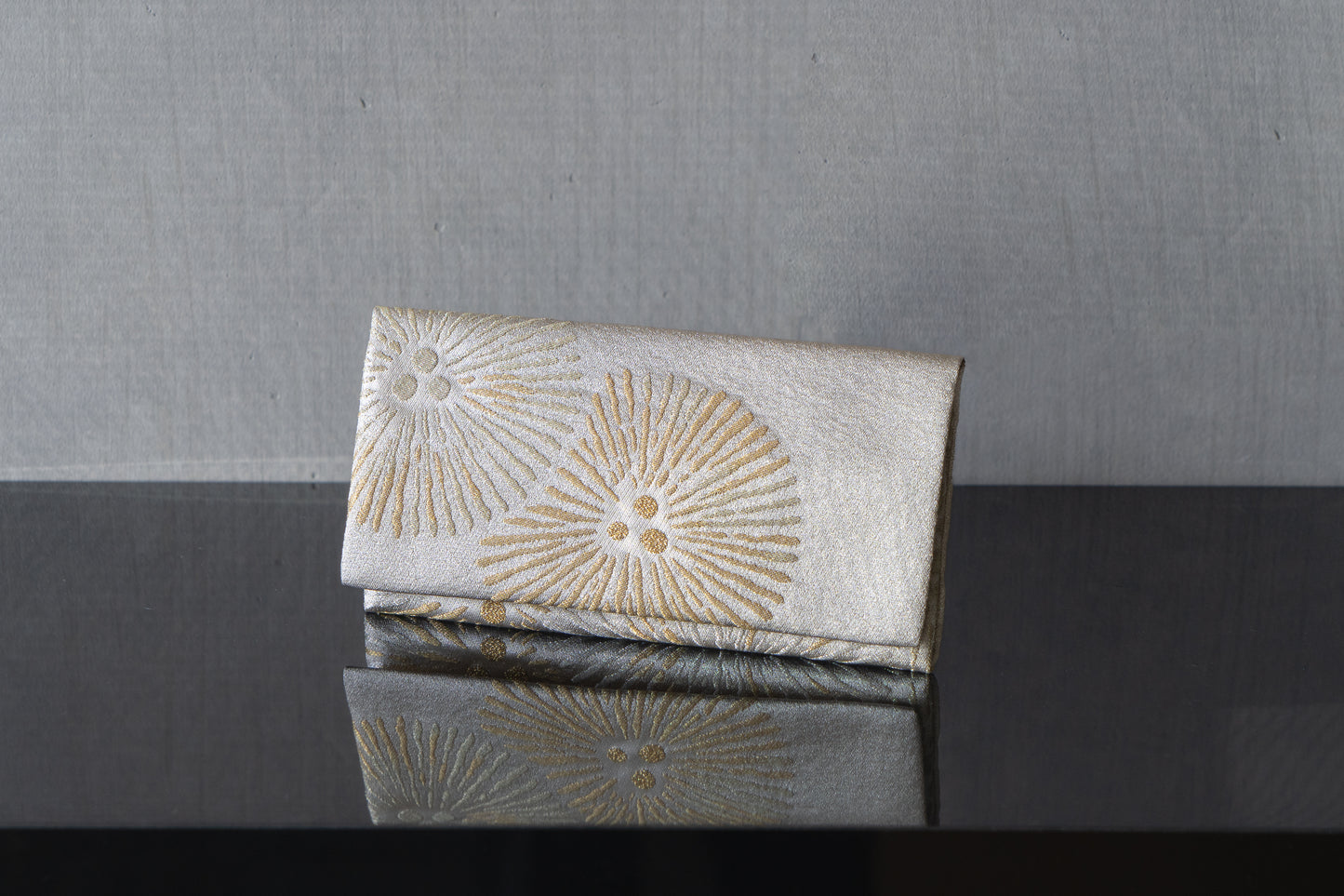 【礼装用懐紙入れ】砂子織の懐紙入れ(唐松柄/銀糸仕様)