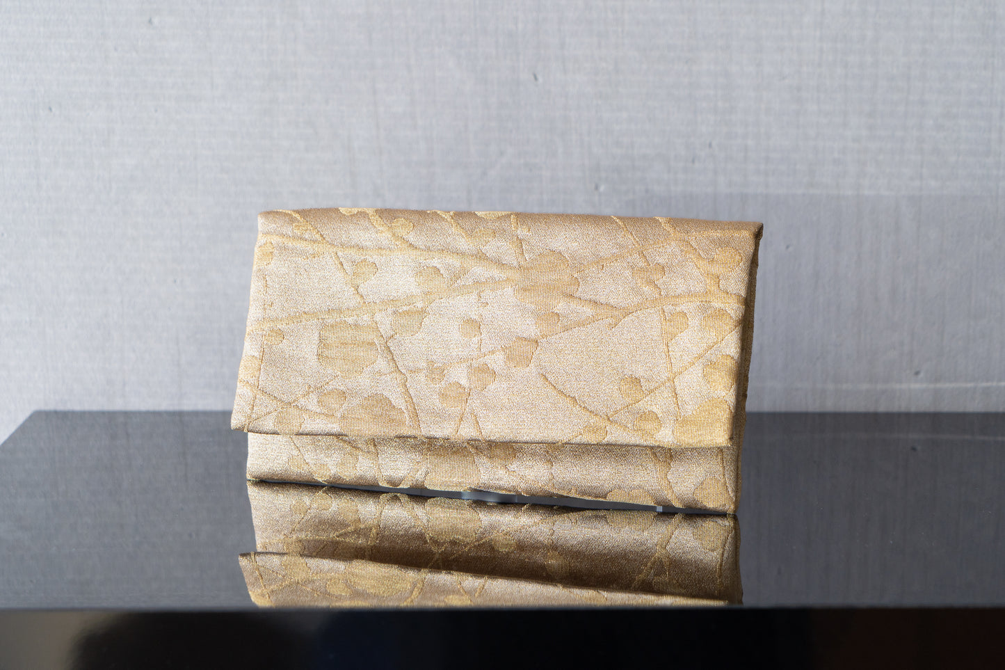 【礼装用懐紙入れ】砂子織の懐紙入れ(枝梅柄/金糸仕様)