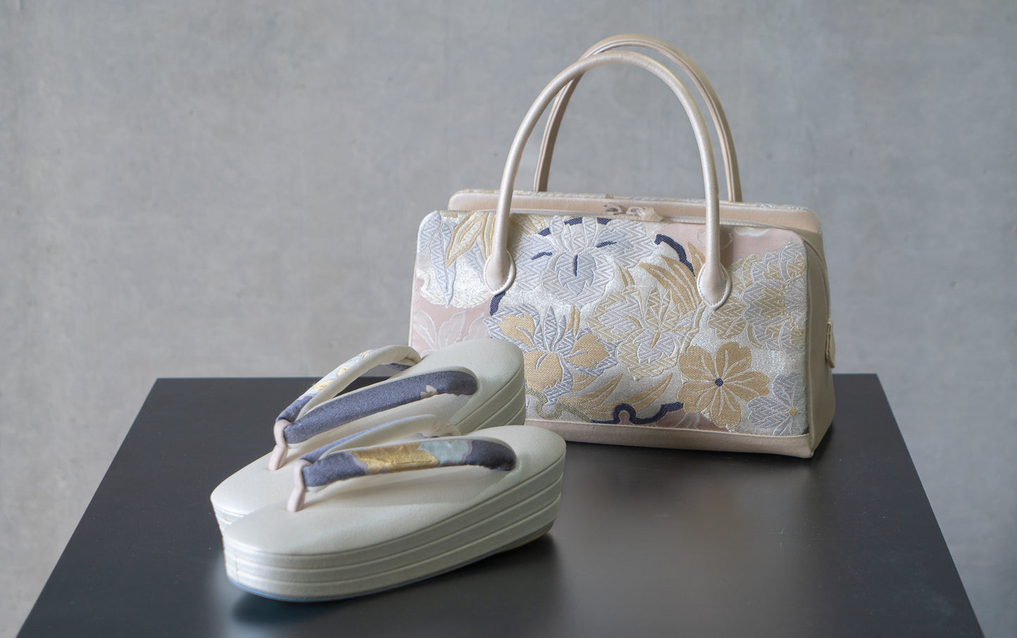 挿上げ【紹巴織の真綿入り三段草履M】吉祥雪輪/ダックジュエル