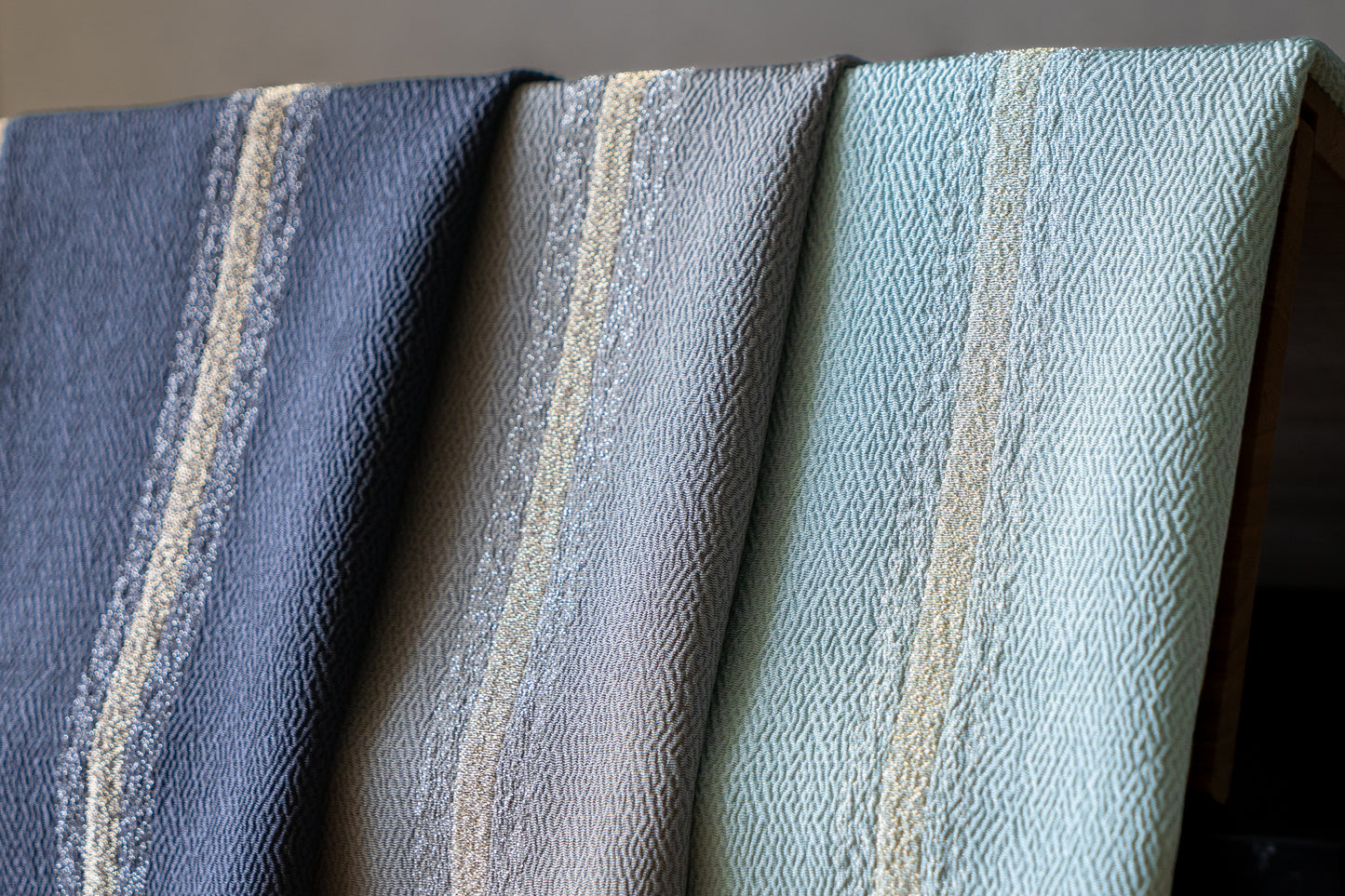 【ちりめん片面金通しの帯揚げ】