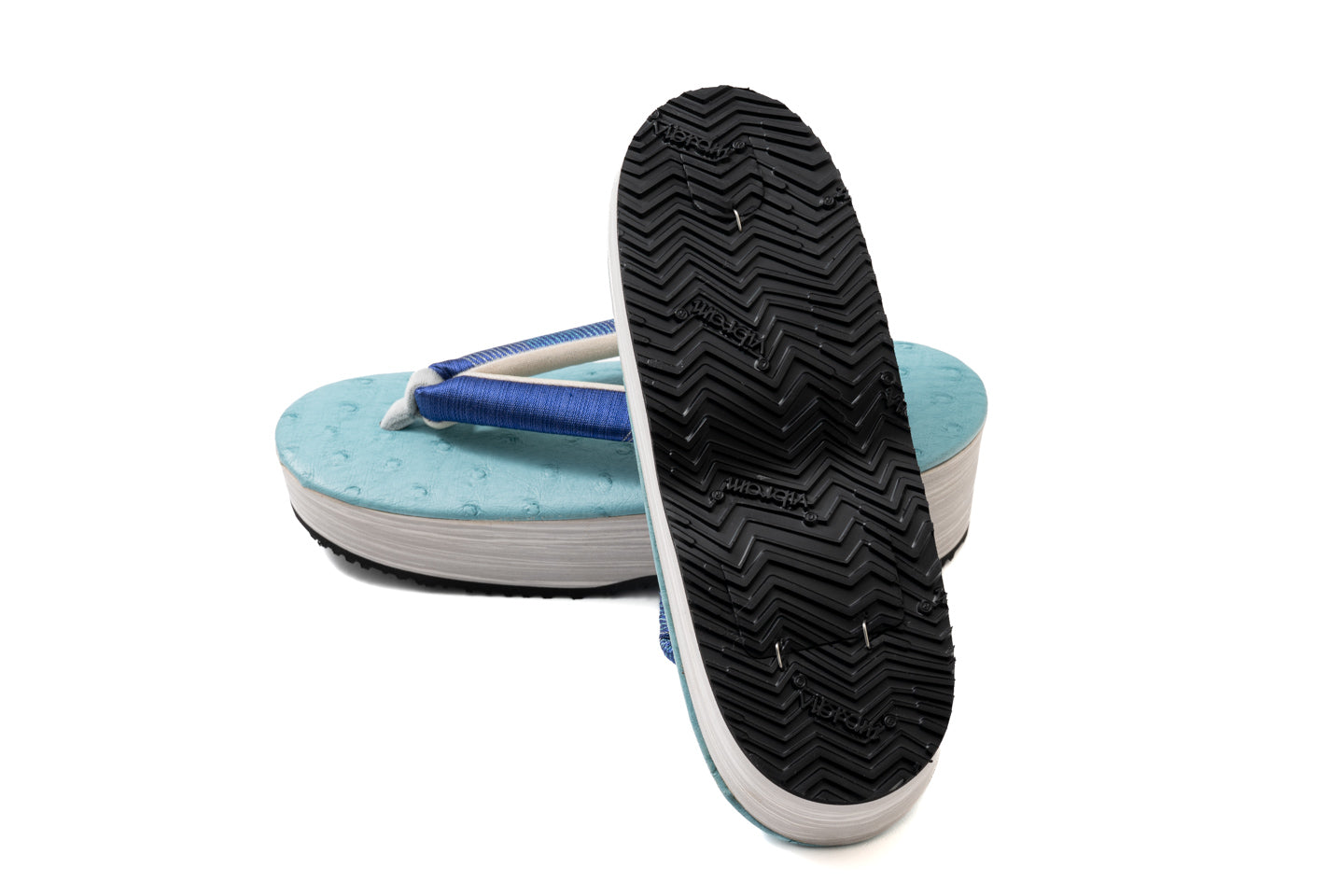 青のバウムクーヘン柄EVA草履の底面(vibramソール)を確認できる構図