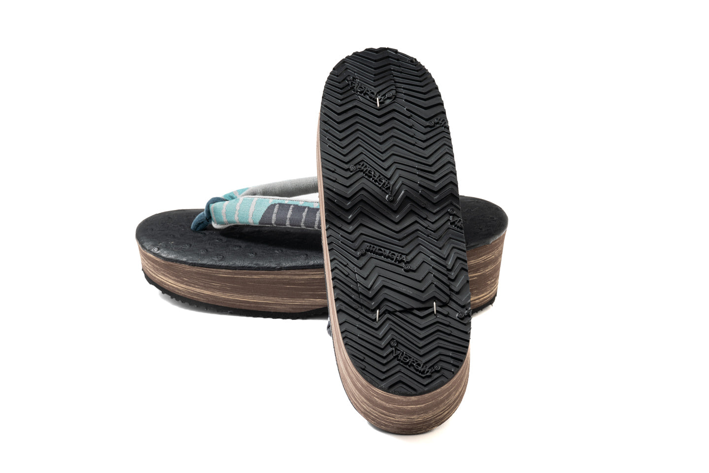 草履の底面を撮影した写真 Vibramソールの滑り止め形状を示すアングルである