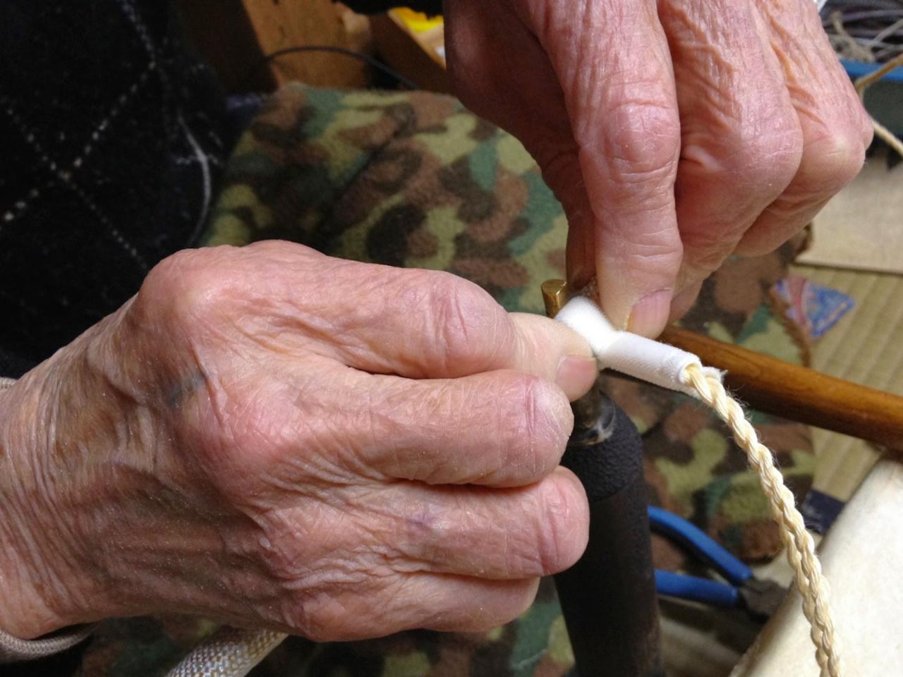 【南蛮七宝の花緒】総紗縫(グレーシルバー&納戸色のつぼ)