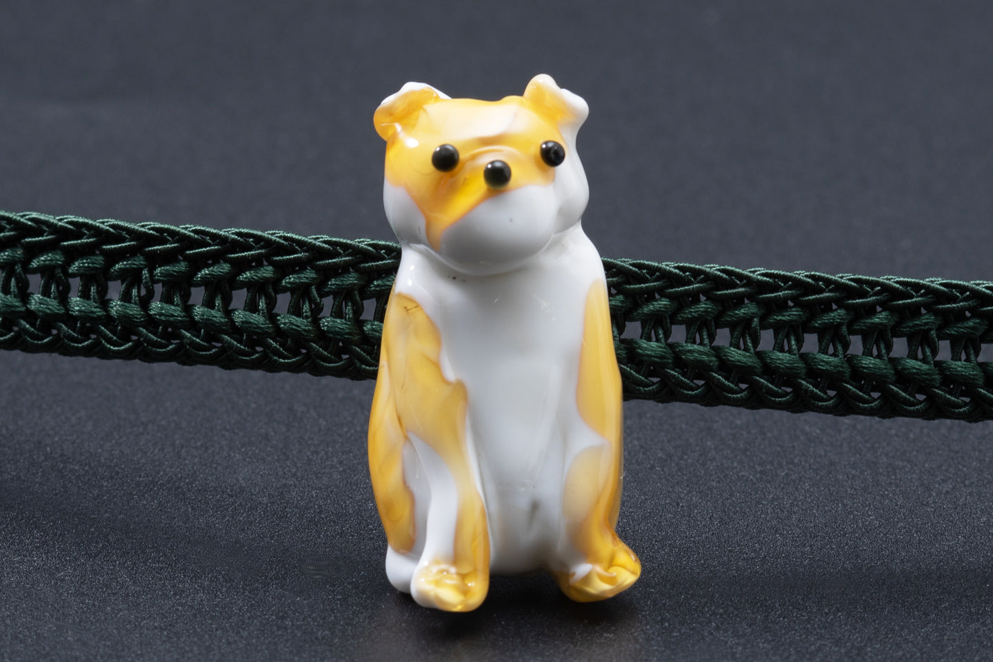 【仙福屋のモレッティ】おすわり犬の帯留め