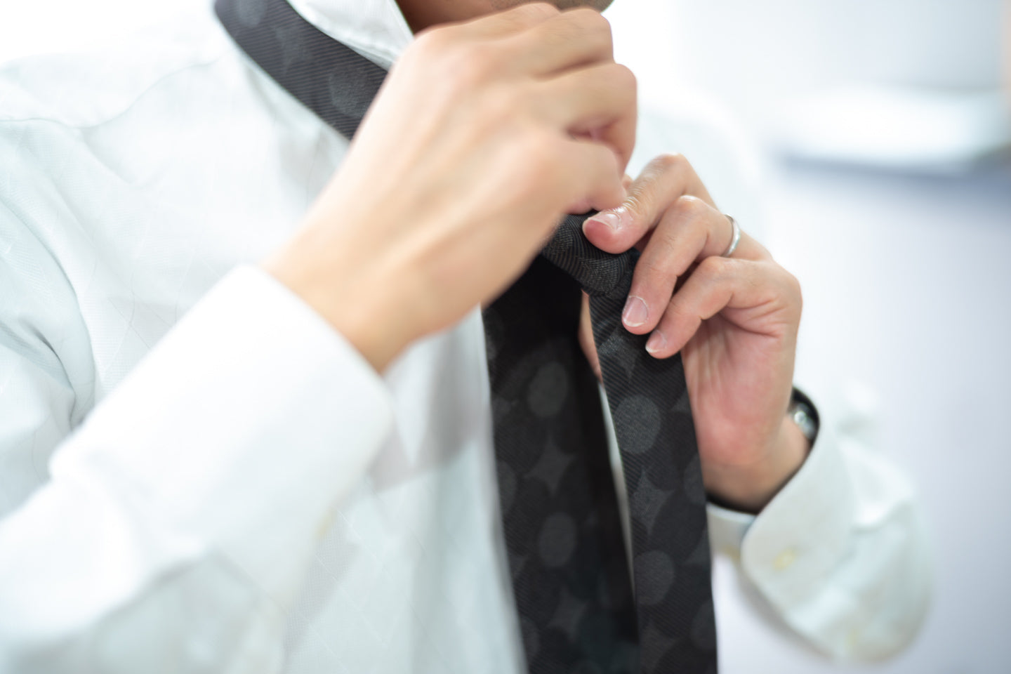 西陣織のネクタイ(御召)/南蛮七宝文様【麹塵染】