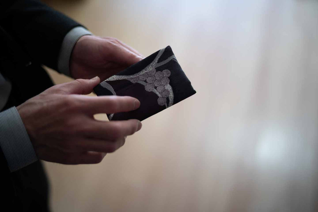 「名刺を入れる、ではなく『包む』という感覚」｜絹の名刺入れ
