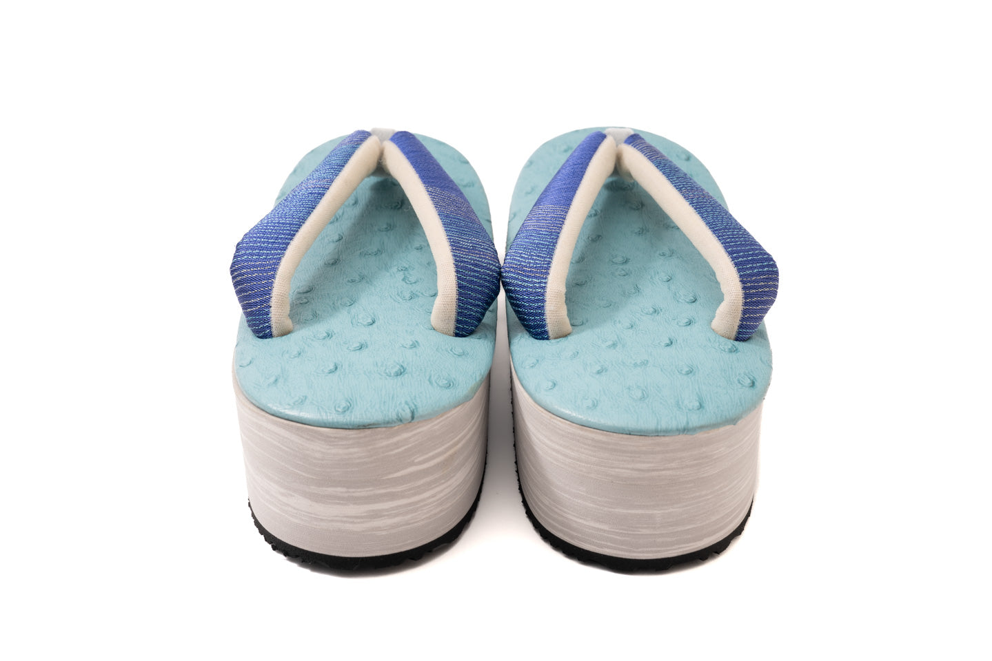 青のバウムクーヘン柄EVA草履の踵の天部分をアップで捉えた写真。