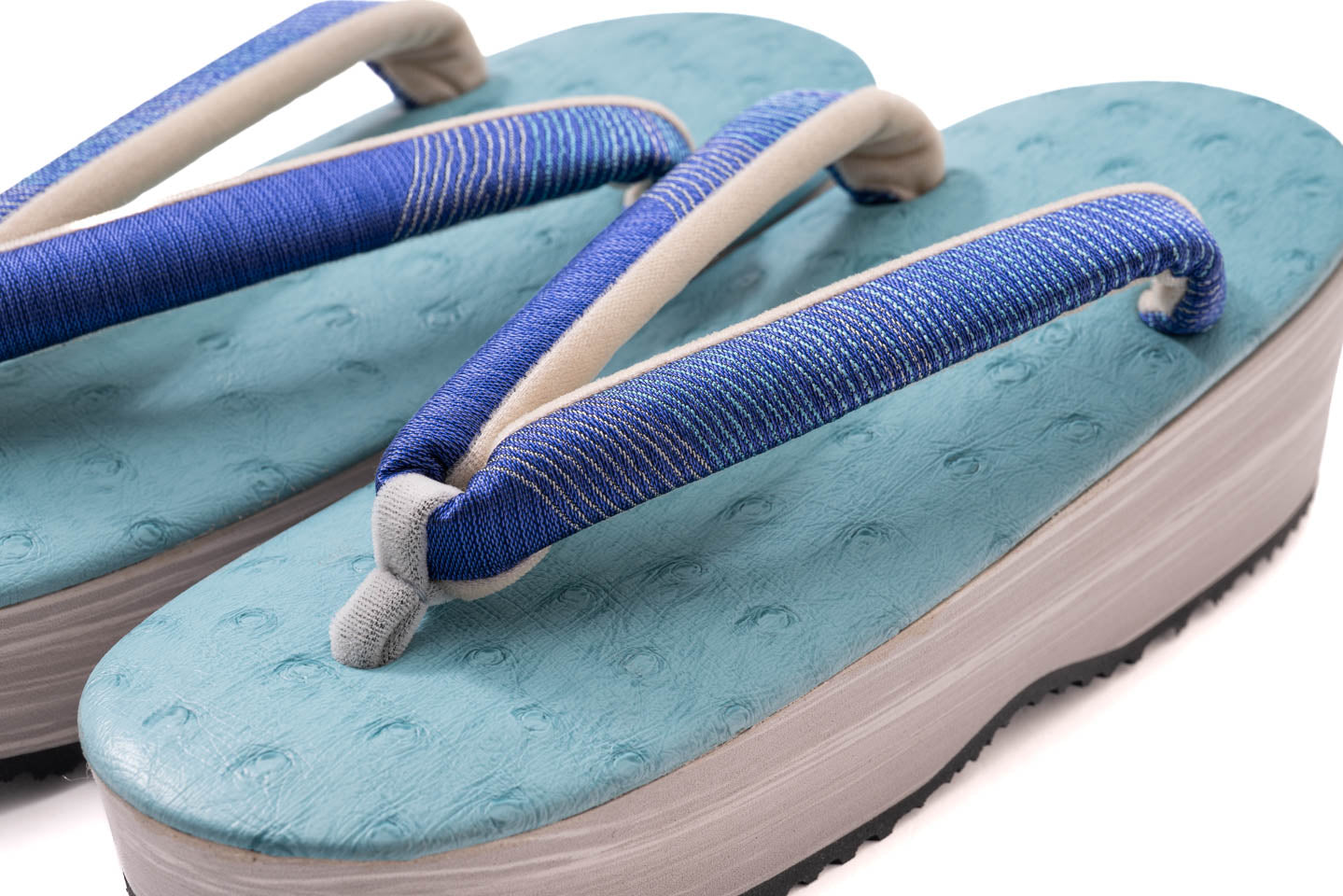 青のバウムクーヘン柄EVA草履の花緒部分をアップで示した構図