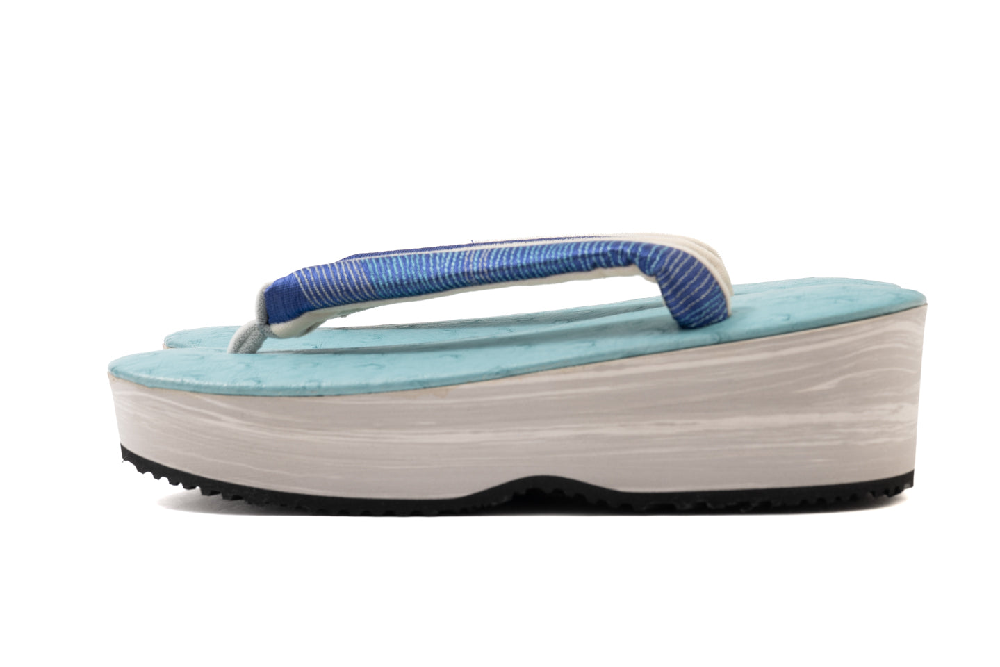 青のバウムクーヘン柄EVA草履を側面から撮影したアングル