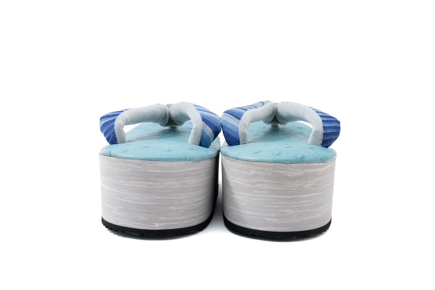 青の洋葉文様をまとった仙福屋roccaコラボEVA草履を後ろから確認できる構図