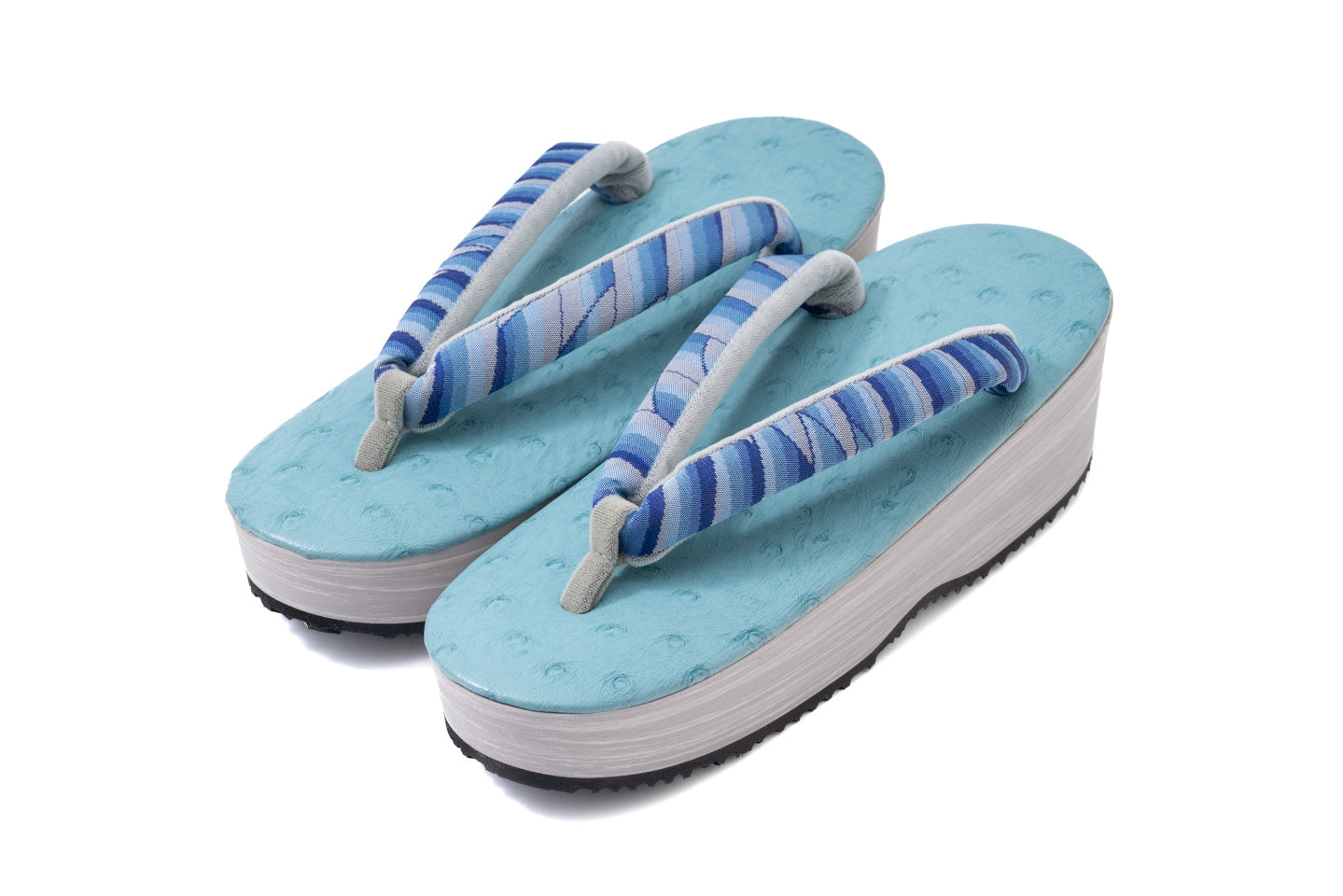 青の洋葉文様をほどこした仙福屋roccaコラボEVA草履を前方から写した全体像