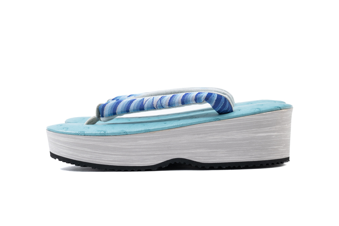 青の洋葉文様の仙福屋roccaコラボEVA草履を側面から撮影したアングル