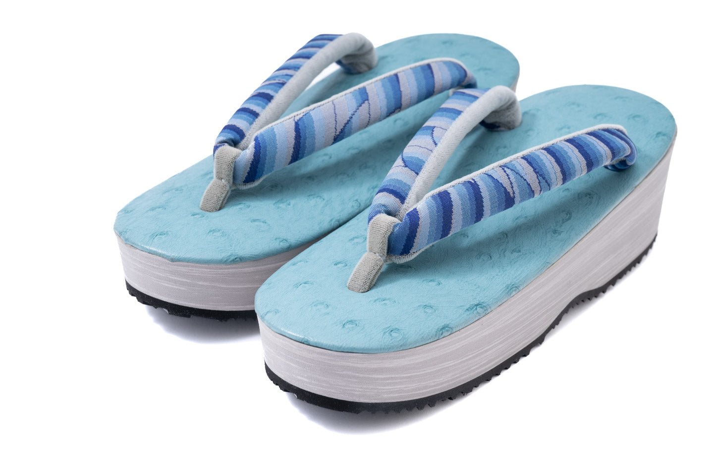 青の洋葉文様が映える仙福屋roccaコラボEVA草履のつま先部分をアップで示した構図