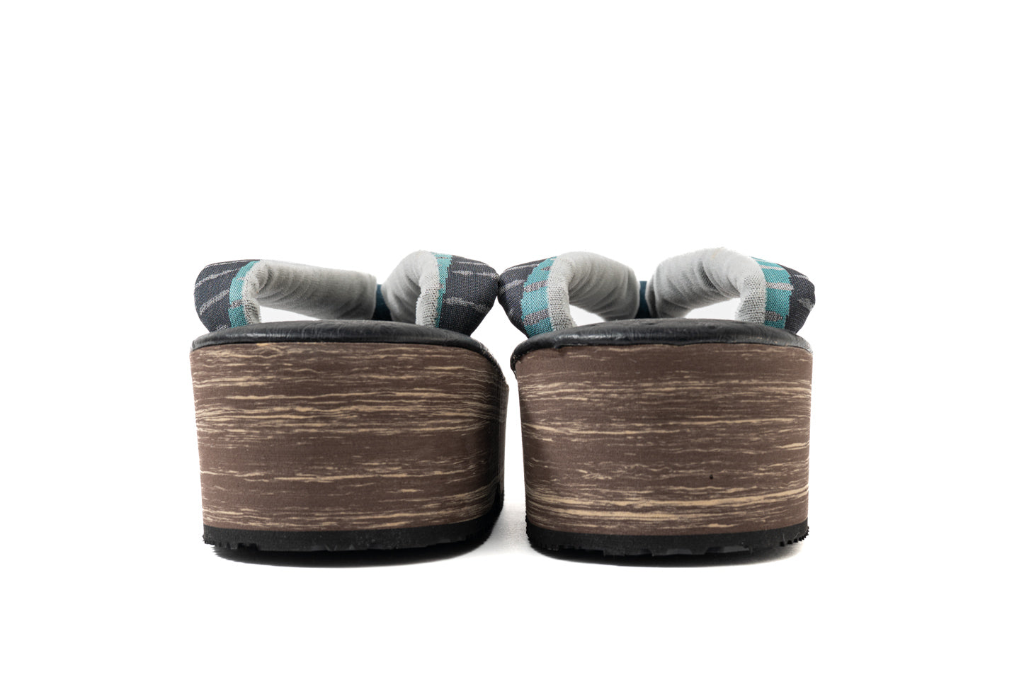 草履後方からのアングル 草履のかかと周りを示す後景である