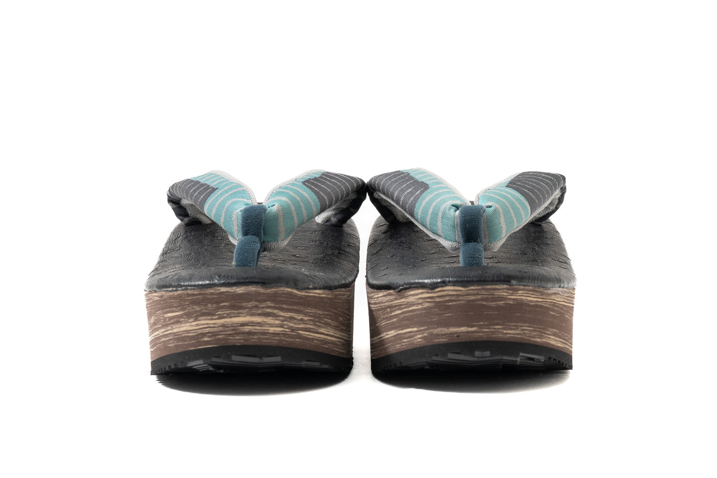 草履を前方から撮影 草履台つま先の厚みや花緒のつぼの色がよくわかる構図である