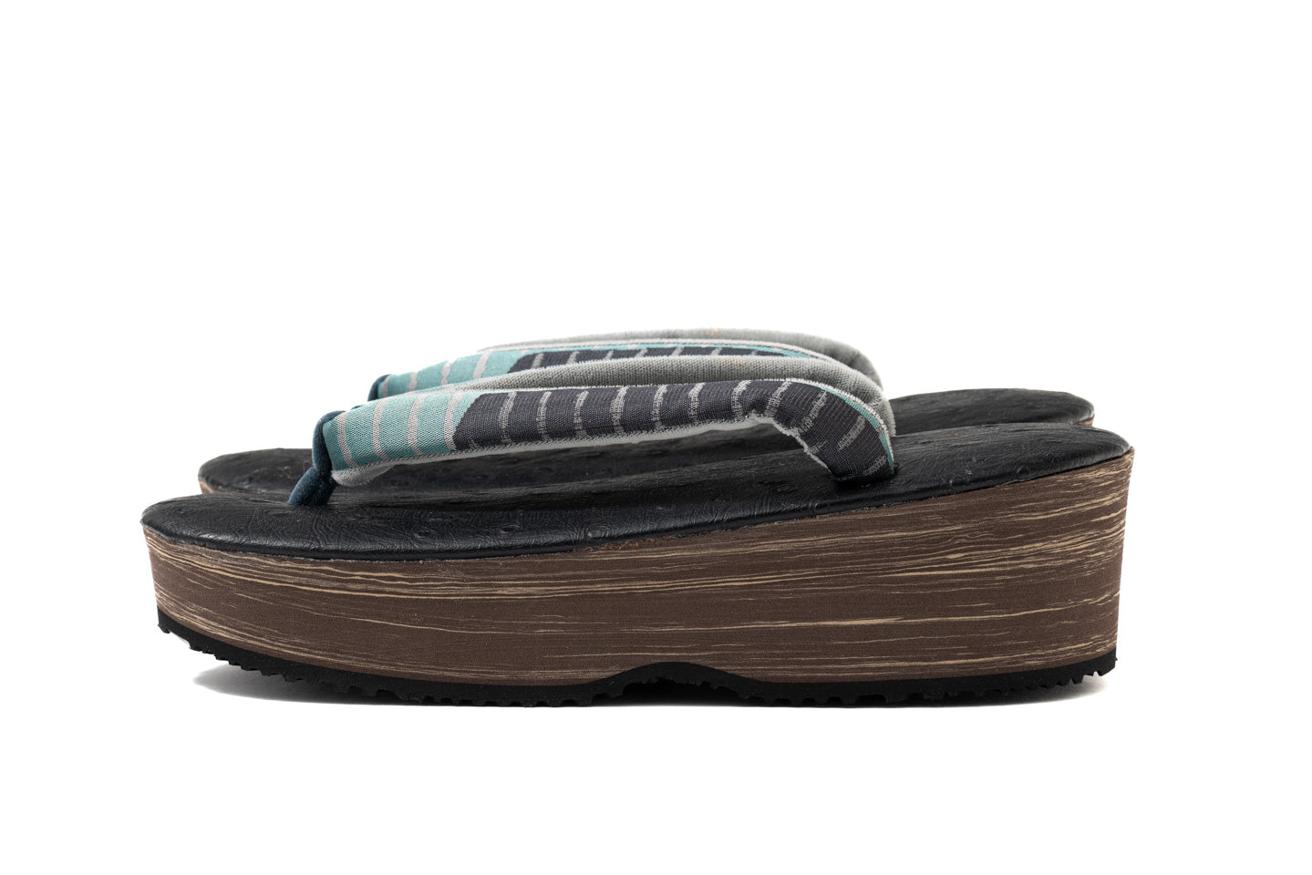 草履を横方向から撮影したサイドビュー 台の形状がよくわかる 歩きやすい形