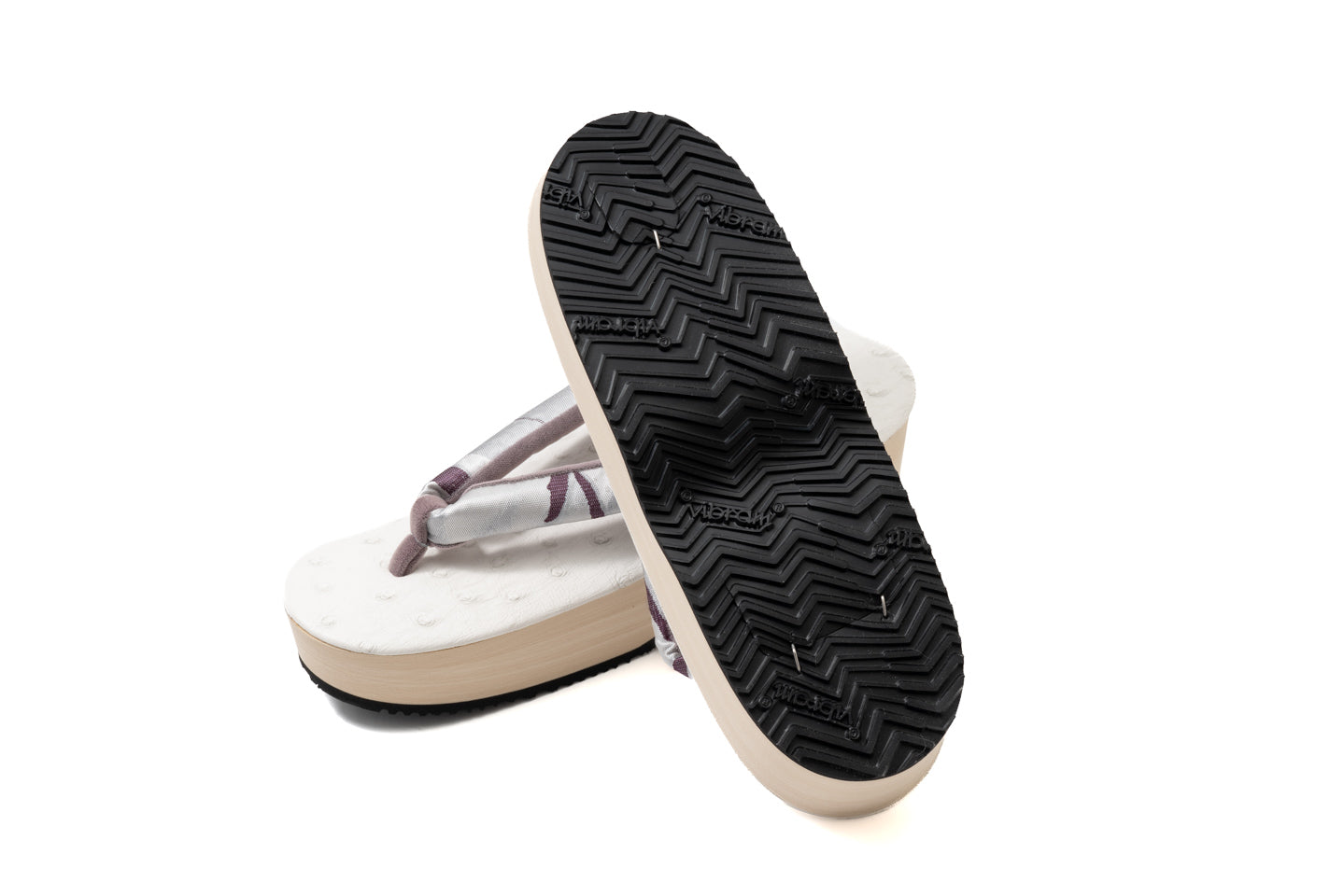 ビブラムソールの溝と形状を底面から撮影したソールビュー