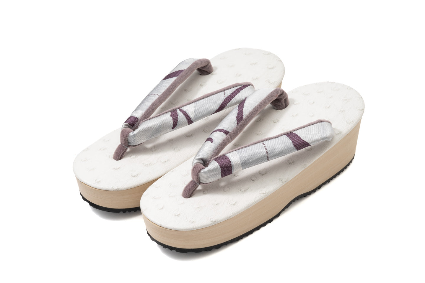 草履の全体を正面から写した写真 西陣織の花緒の光沢感が伝わる