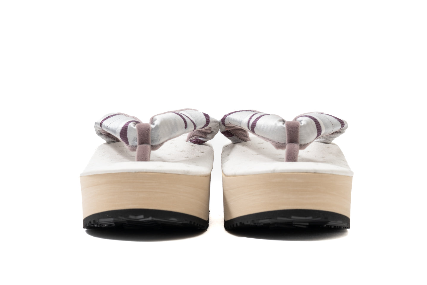 前方低めのアングルで花緒とつま先形状を示した画像