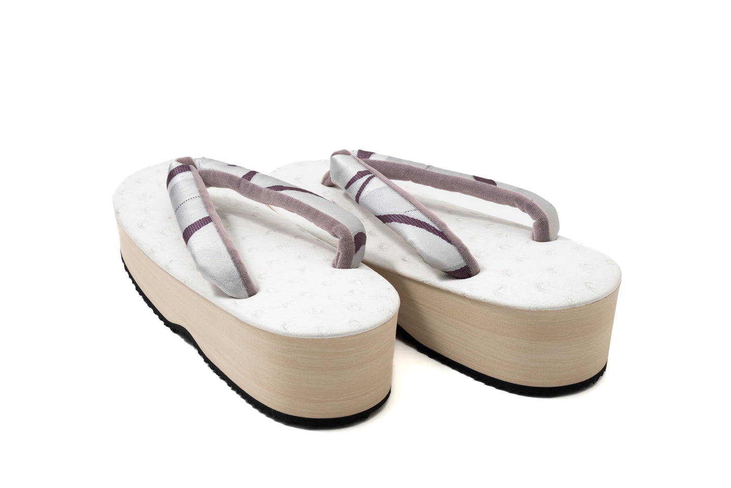 かかと部分を後方上部から捉えた写真 ヒール部分の高さと質感がわかる