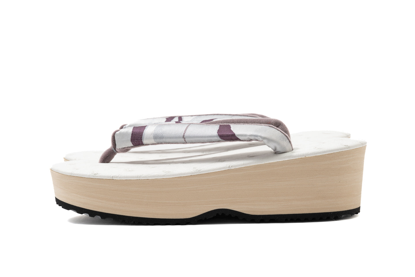 草履を側面から示したサイドビュー 台の形状がなだらかで履きやすさを示している