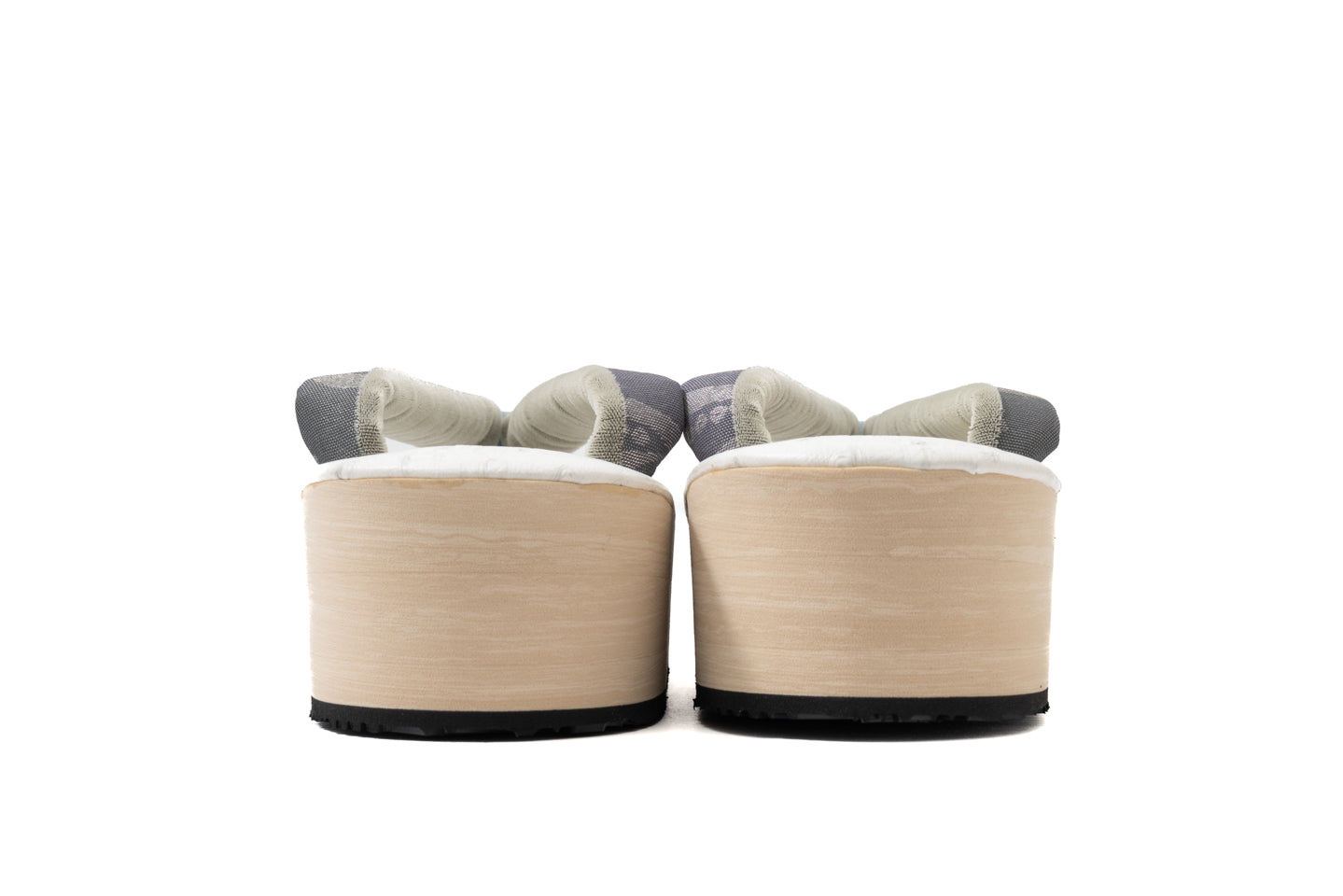 後方から踵周りと花緒の付け根を示すビュー