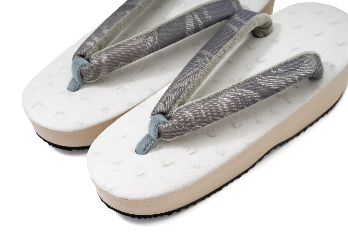 つま先から花緒の柄を詳細に示すディテール