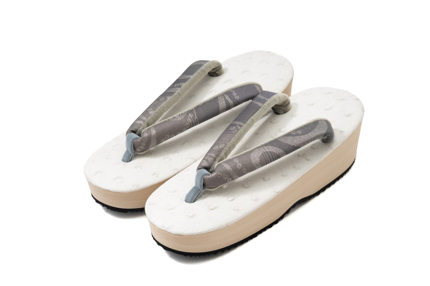 白系の草履台に流水鹿子柄の花緒を挿げた草履を正面から示す全体像