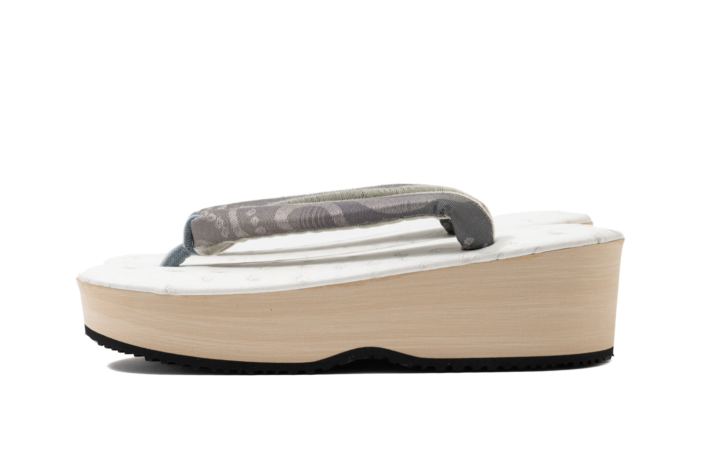 サイドから軽量EVA台と花緒のデザインを示すビューである 草履台の形状がよくわかる