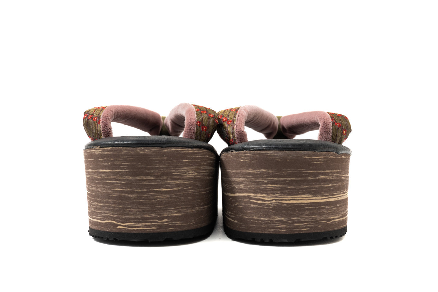 仙福屋とROCCAコラボのEVA草履を後方から撮影した写真 安定感のある踵が確認できる