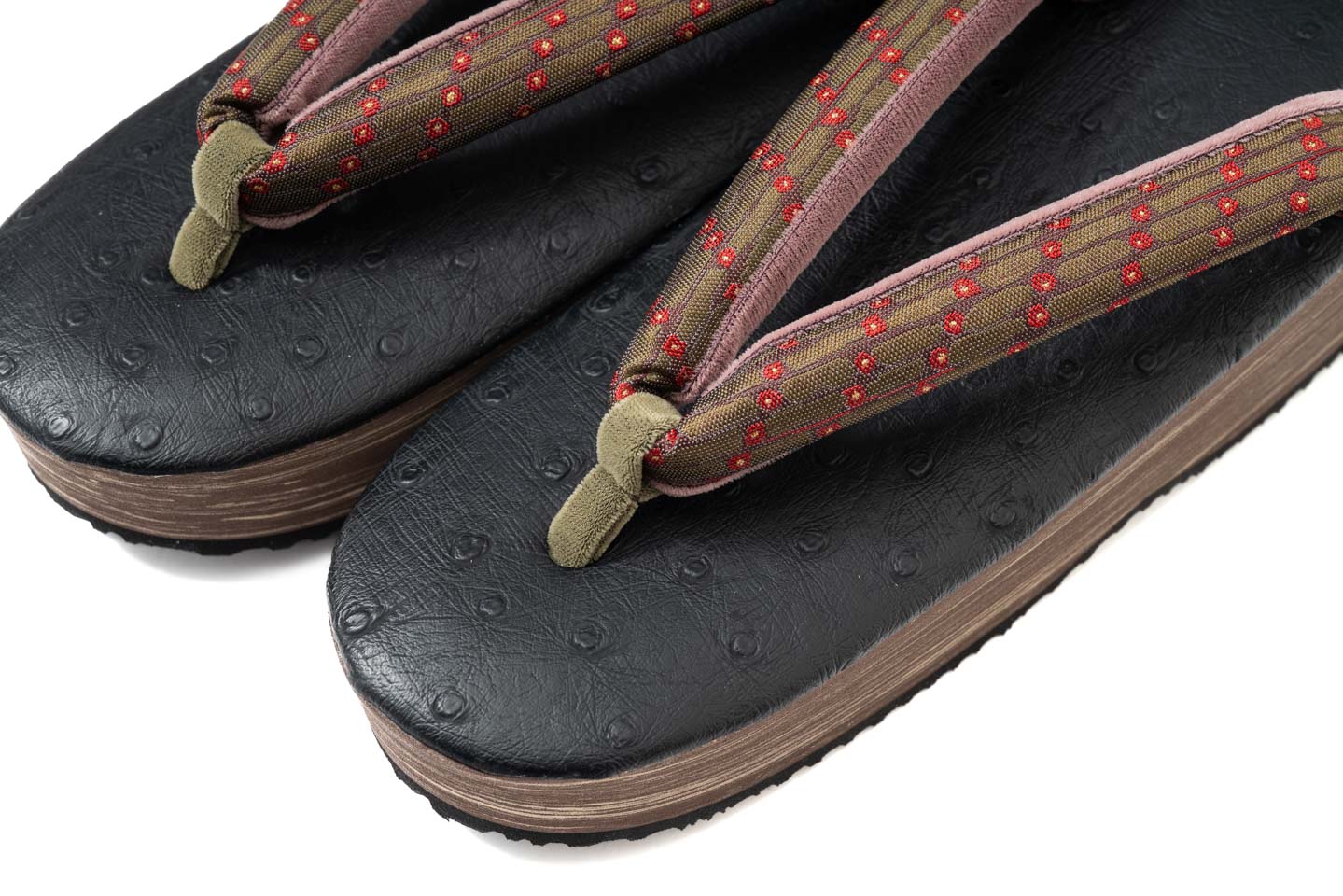 仙福屋ROCCAコラボ草履のつま先から花緒のアップ カジュアルでありながら上質な風合い