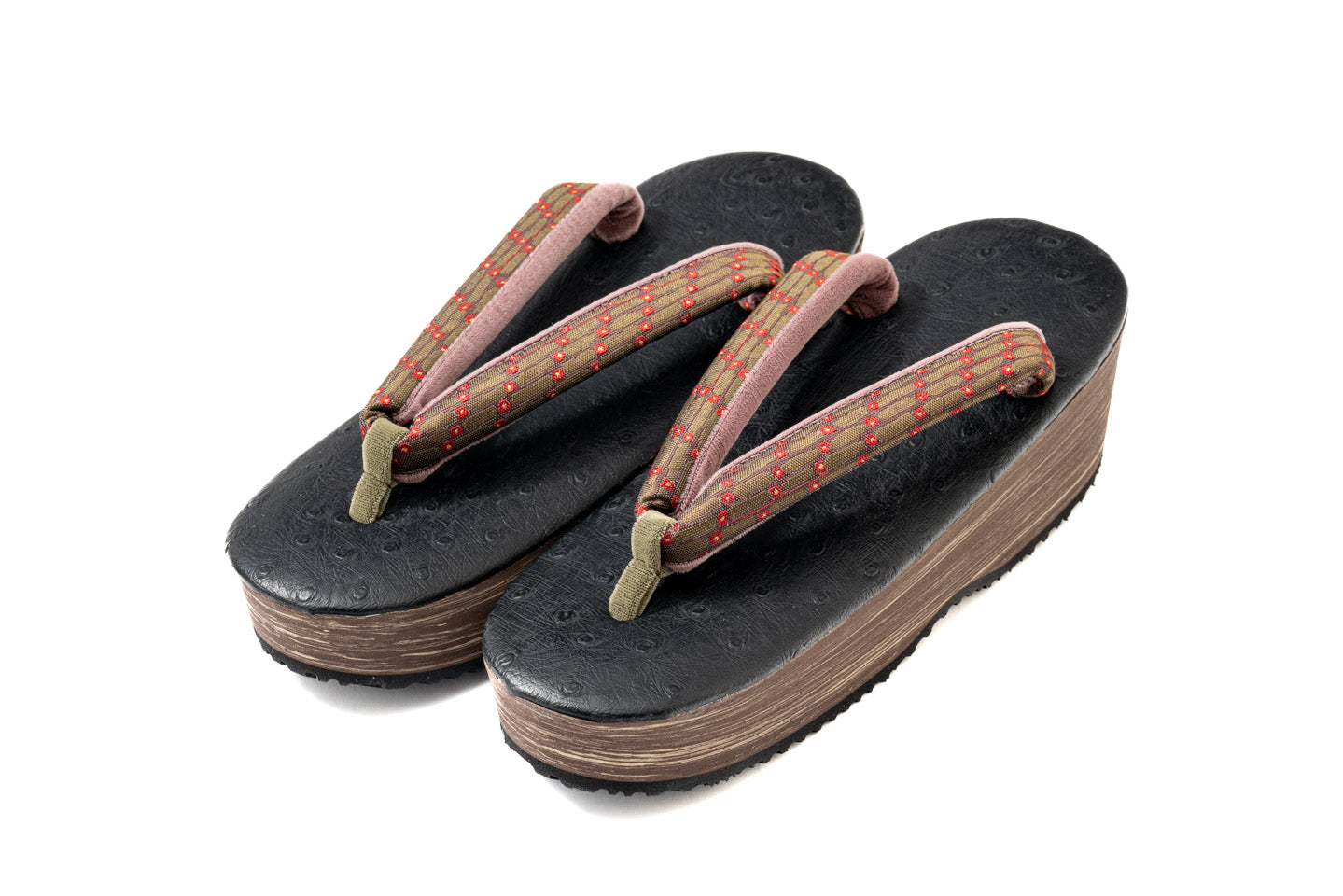 仙福屋とROCCAコラボによる草履の全体像 茶色の木目調の台 黒のオーストリッチ風の天 麹塵染の和更紗の柄が上品