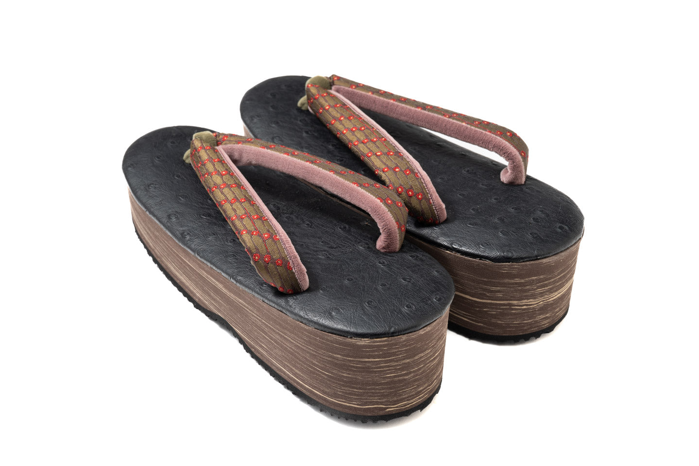 仙福屋ROCCAコラボ草履の踵の天部分のディテール 絹の花緒と草履台の素材感が際立っている